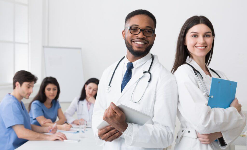Ärzteteam in moderner Klinik | Radiologie Köln
