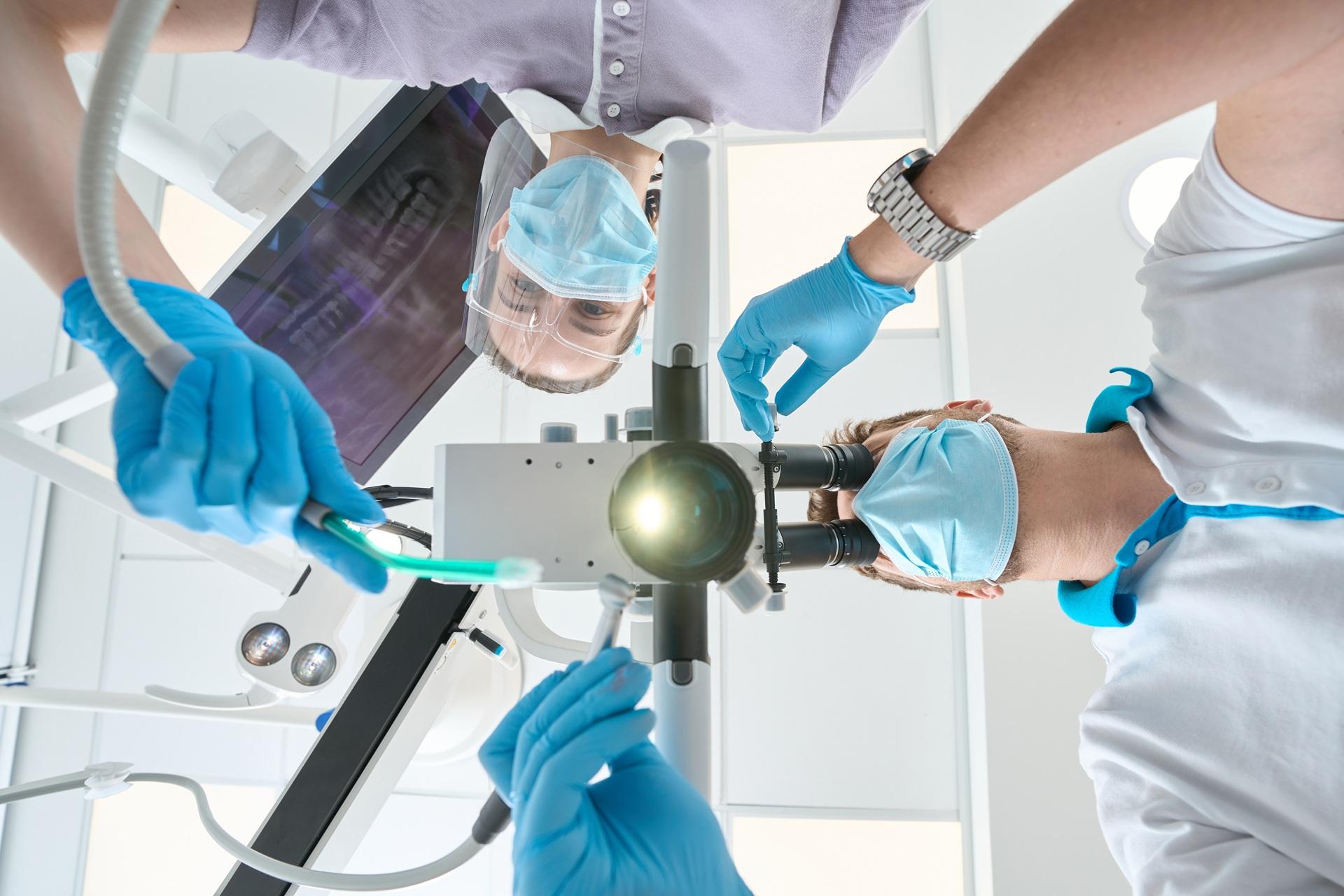 Mediziner bei technischer Untersuchung | Radiologie Köln