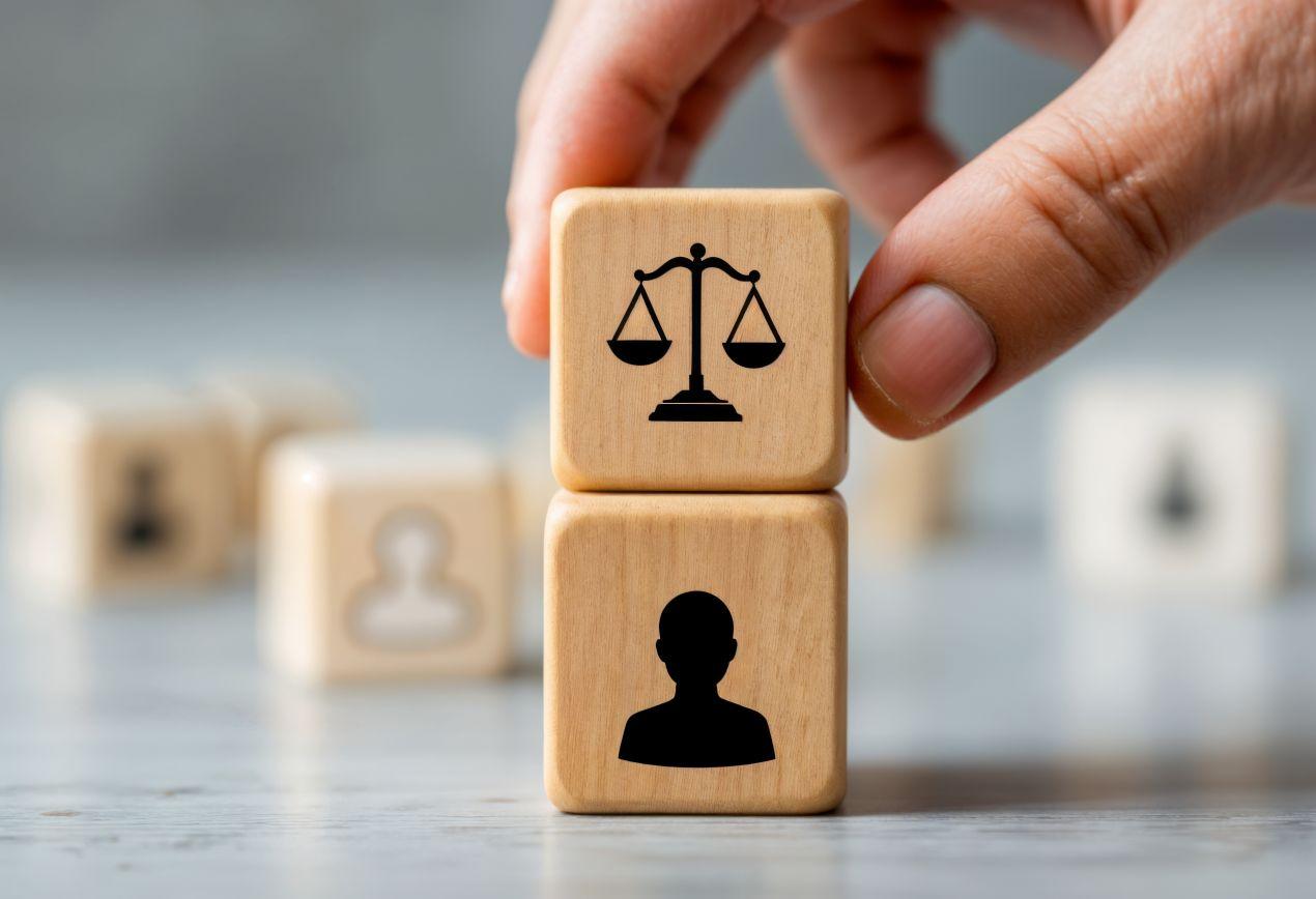 hand platziert wuerfel mit justizwaage auf person – entscheidung pflichtverteidiger neuss durch gericht