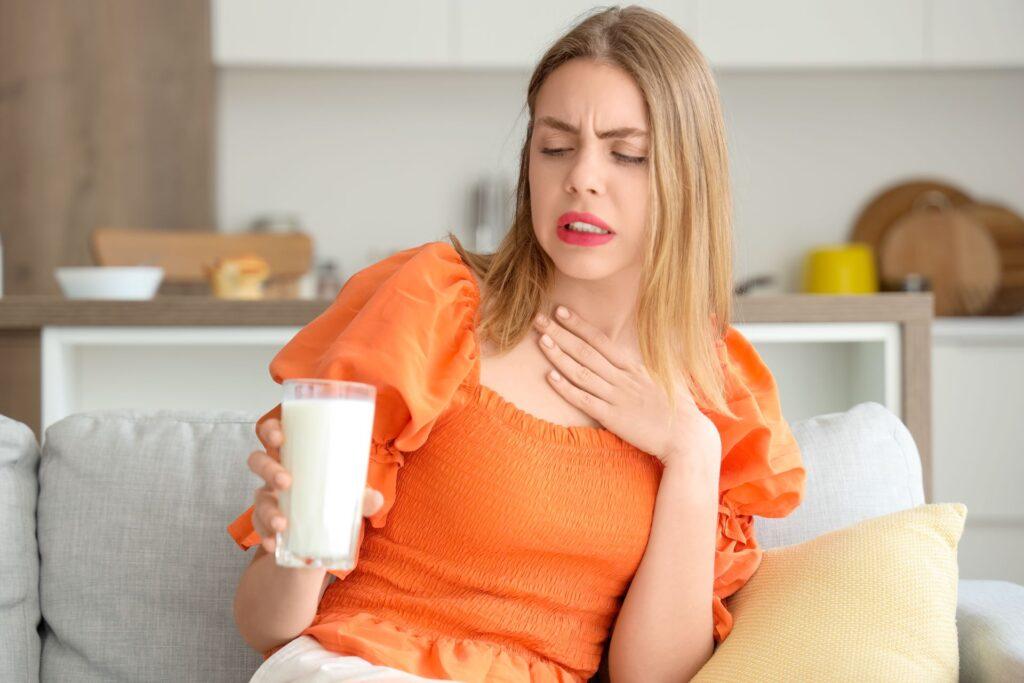 Frau mit Milch und Beschwerden