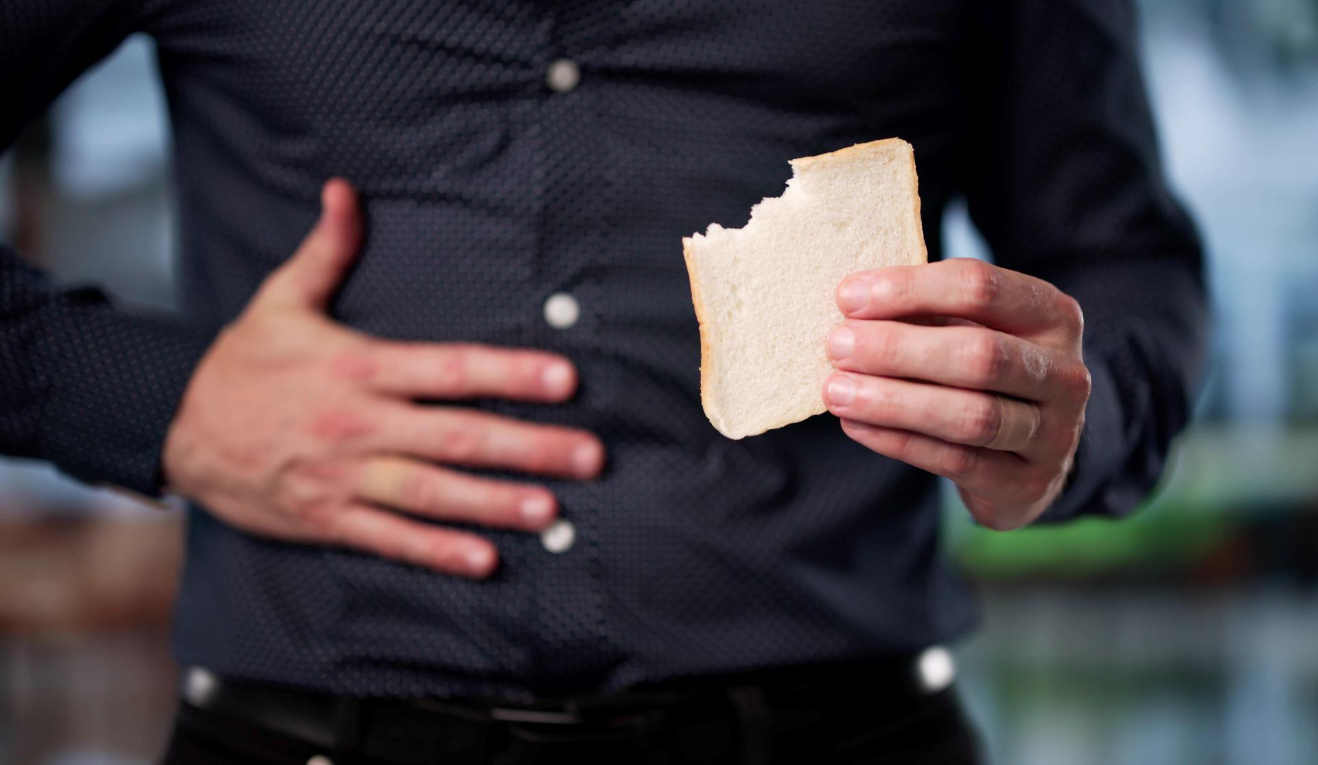 Mann mit Bauchschmerzen nach dem Essen