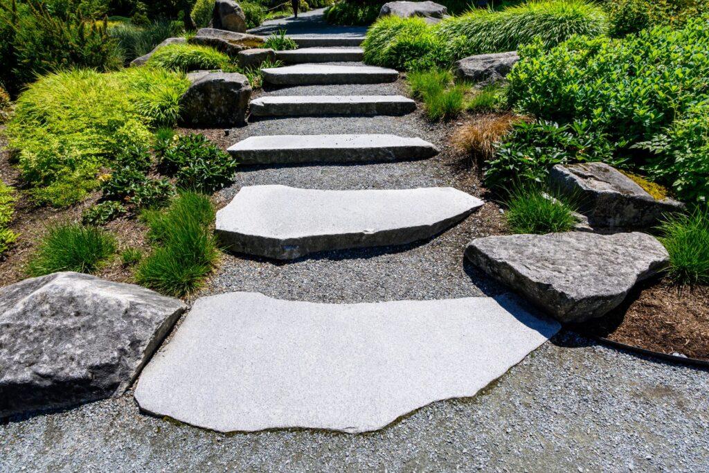 Natursteinplatten als unregelmäßige Gartenstufen